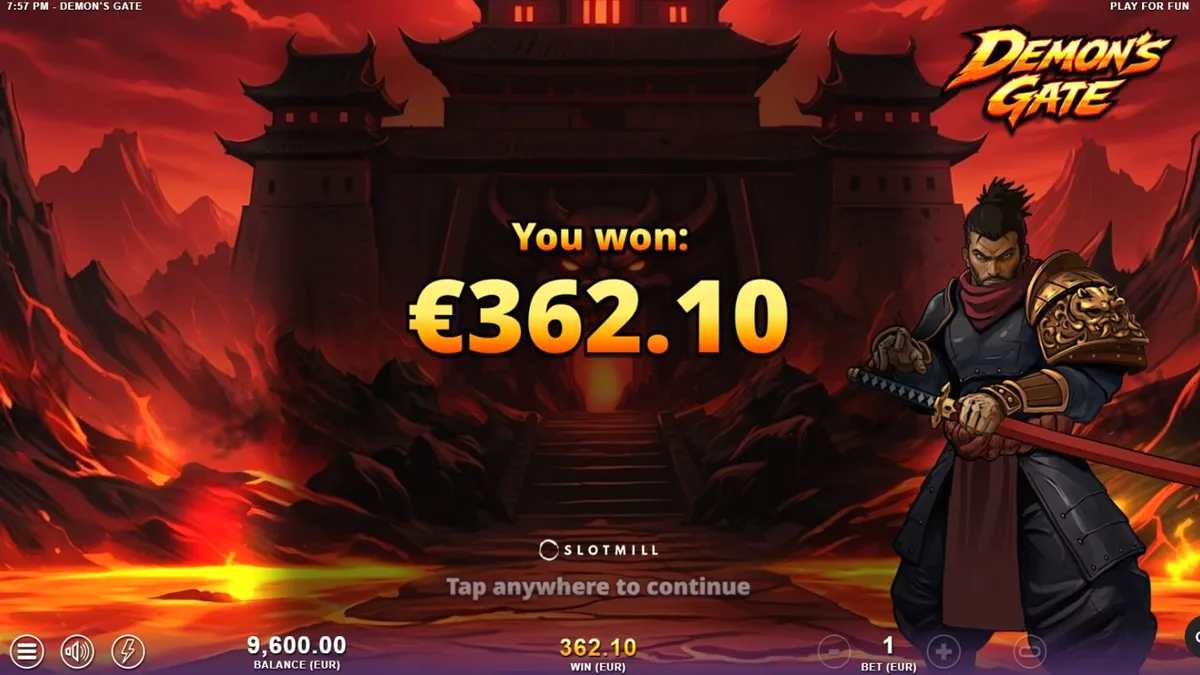 Seorang samurai berdiri di depan gerbang neraka dalam slot Demon's Gate